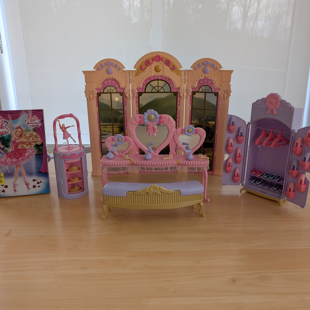 Barbie and the 12 dancing princesses vanity set 2005 + a ballet barbie DVD